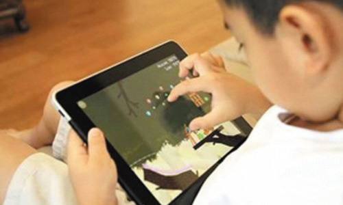小孩暑假愛玩手機(jī)、iPad